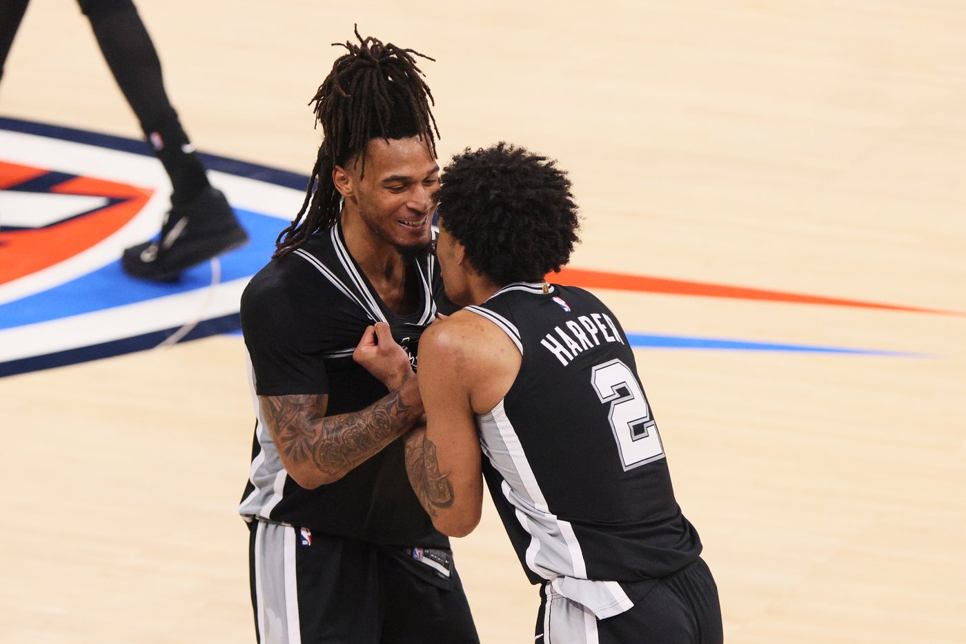 Wembanyama, Spurs win the West, topple Thunder 111-103 in Game 7 to head to NBA Finals | iNFOnews.ca