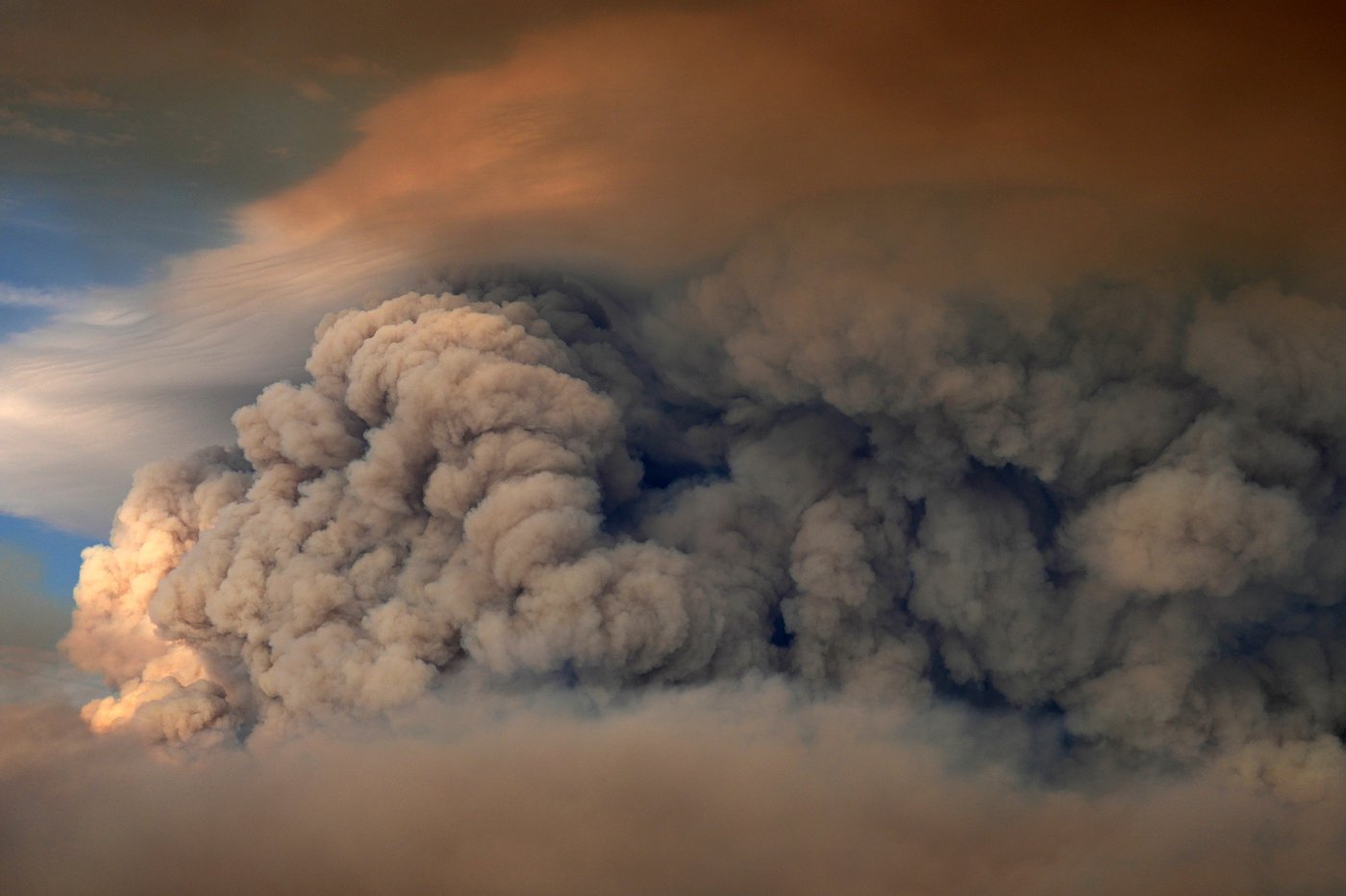 Heavy smoke from wildfires blankets the US Midwest and Northeast, prompting evacuations | iNFOnews.ca
