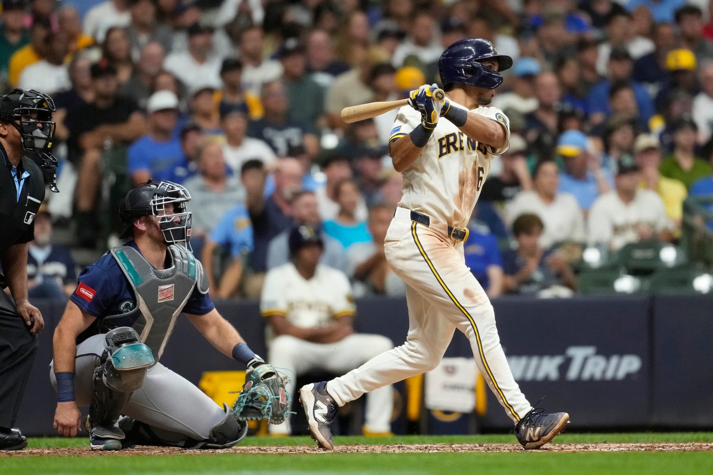 Brewers match baseball's modern-era record for biggest shutout, beating Mariners 22-0 | iNFOnews.ca