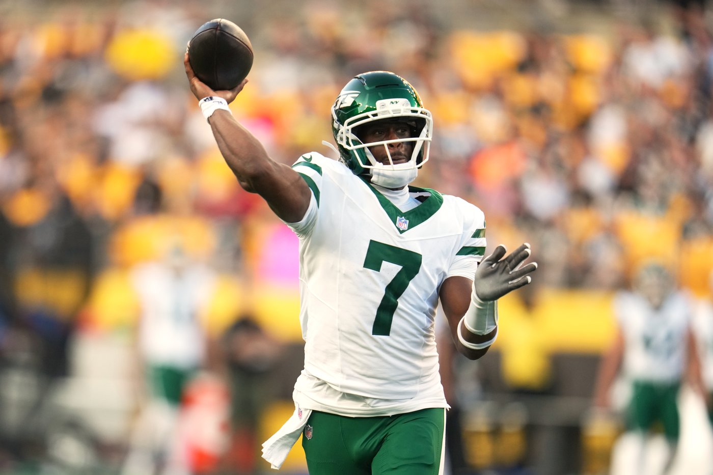 Geno Smith throws a touchdown pass during his 1-drive cameo as Jets top Steelers 17-0 | iNFOnews.ca