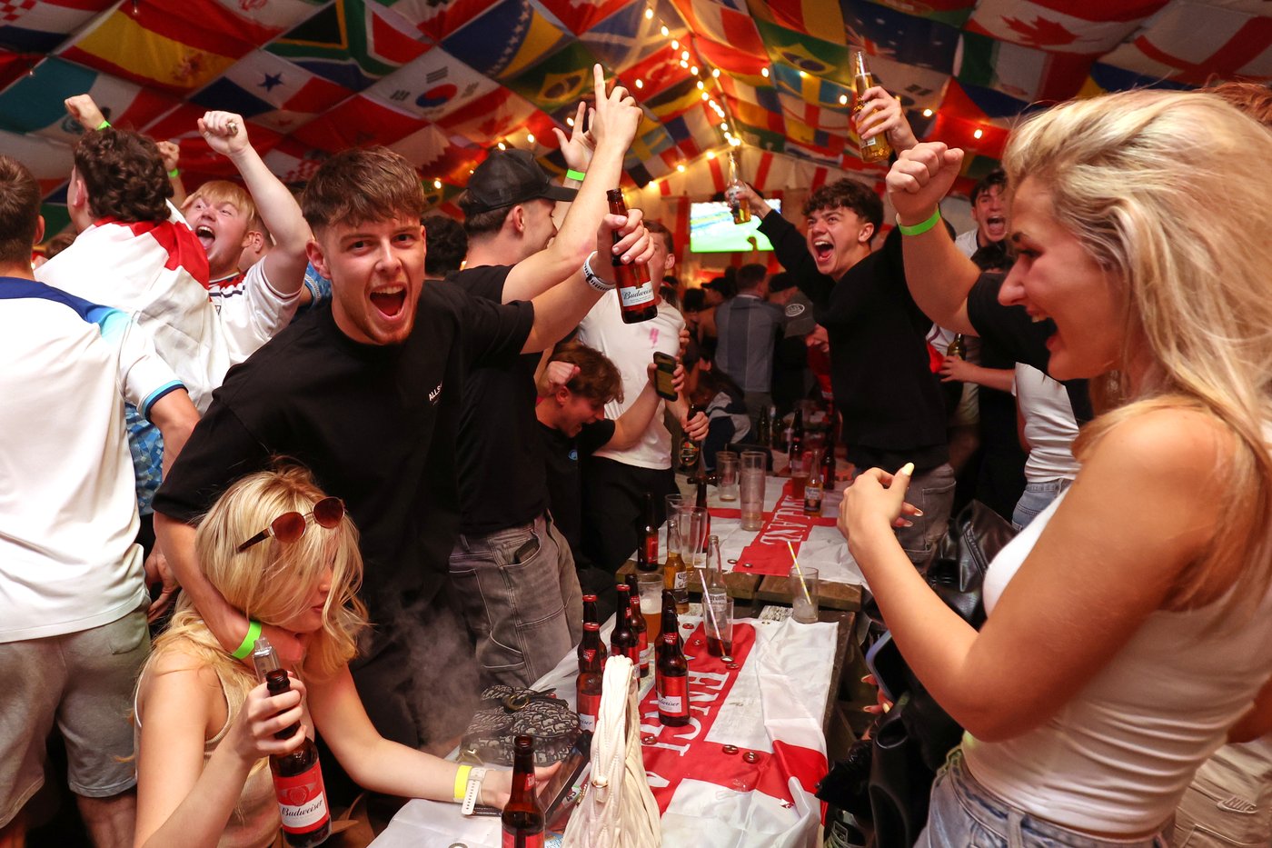 Pubs in England can stay open until 5 a.m. on Monday to show Mexico game at World Cup | iNFOnews.ca