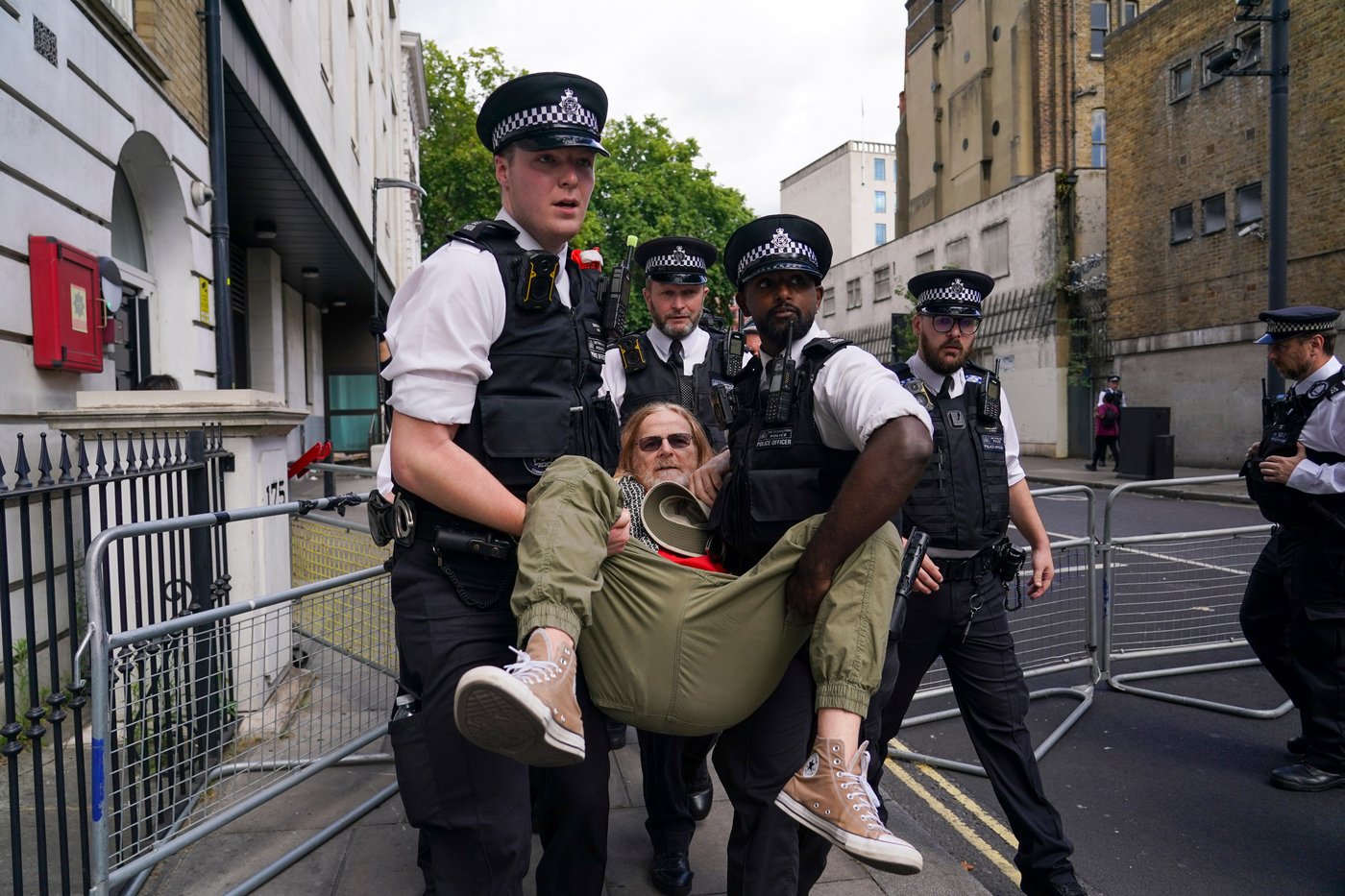 UK police arrests dozens at protest supporting banned group Palestine Action | iNFOnews.ca UK police arrests dozens at protest supporting banned group Palestine Action | iNFOnews.ca