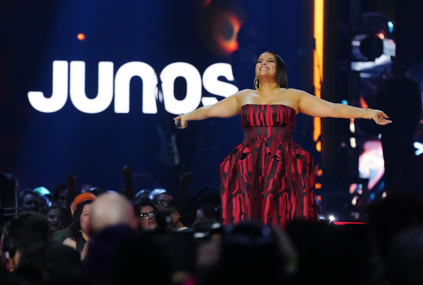 Joni Mitchell sings onstage at the Junos, while Drake pays video tribute to Nelly Furtado | iNFOnews.ca Joni Mitchell sings onstage at the Junos, while Drake pays video tribute to Nelly Furtado | iNFOnews.ca