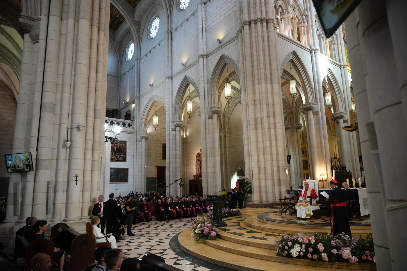 Pope meets with 6 clergy abuse survivors in Spain, hopes to improve response | iNFOnews.ca