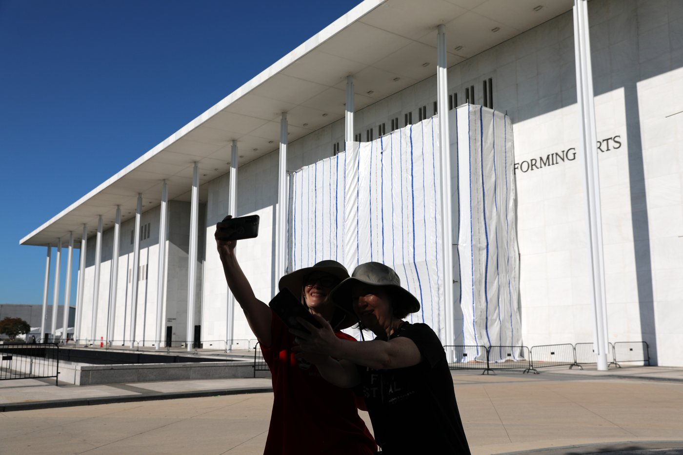 Workers begin to remove Trump's name from the Kennedy Center, in photos | iNFOnews.ca
