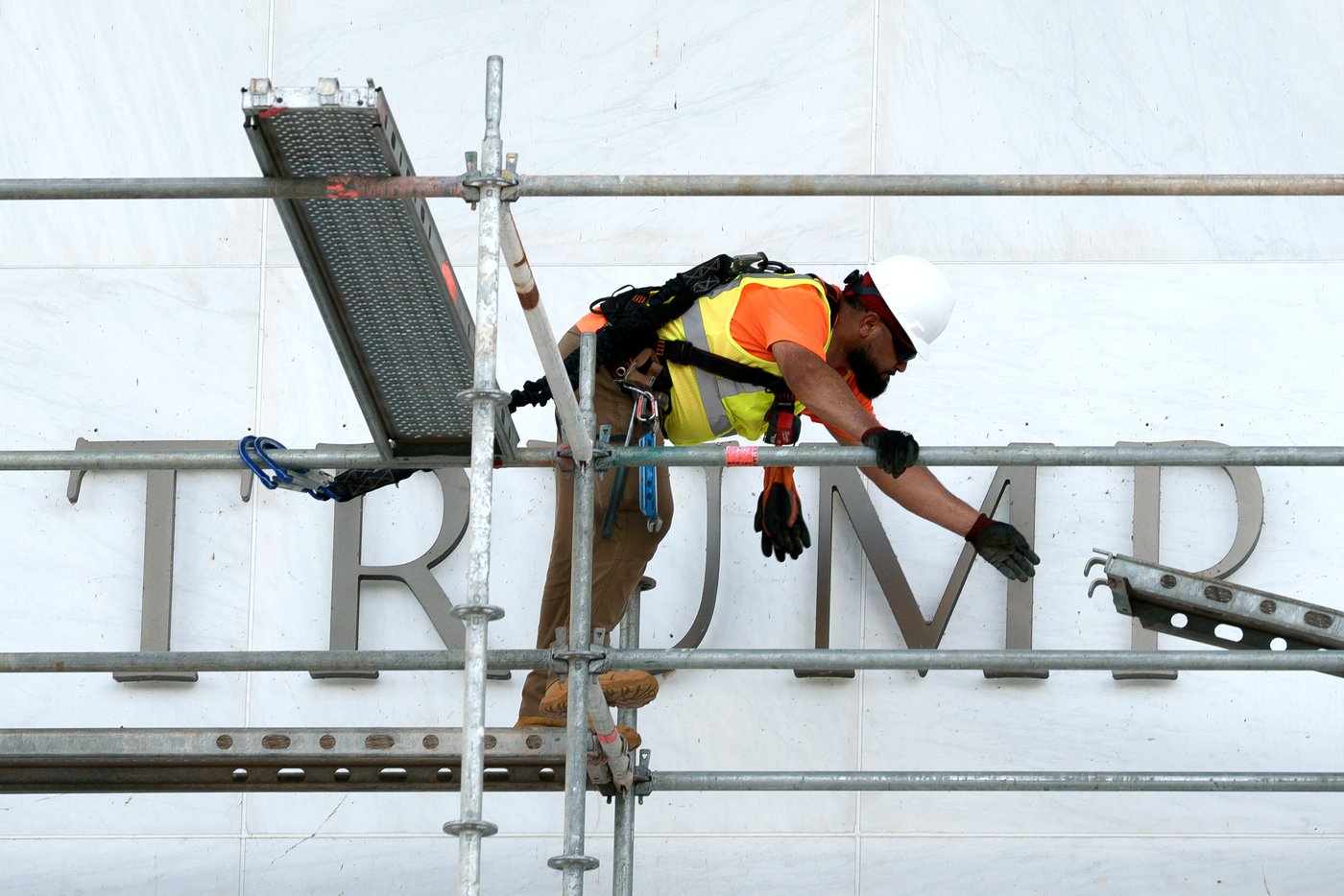 Workers begin to remove Trump's name from the Kennedy Center, in photos | iNFOnews.ca