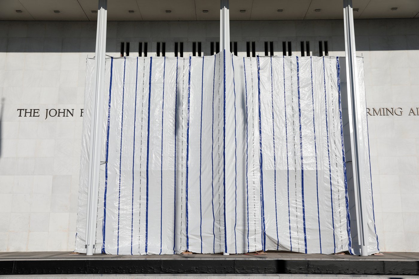 Workers begin to remove Trump's name from the Kennedy Center, in photos | iNFOnews.ca