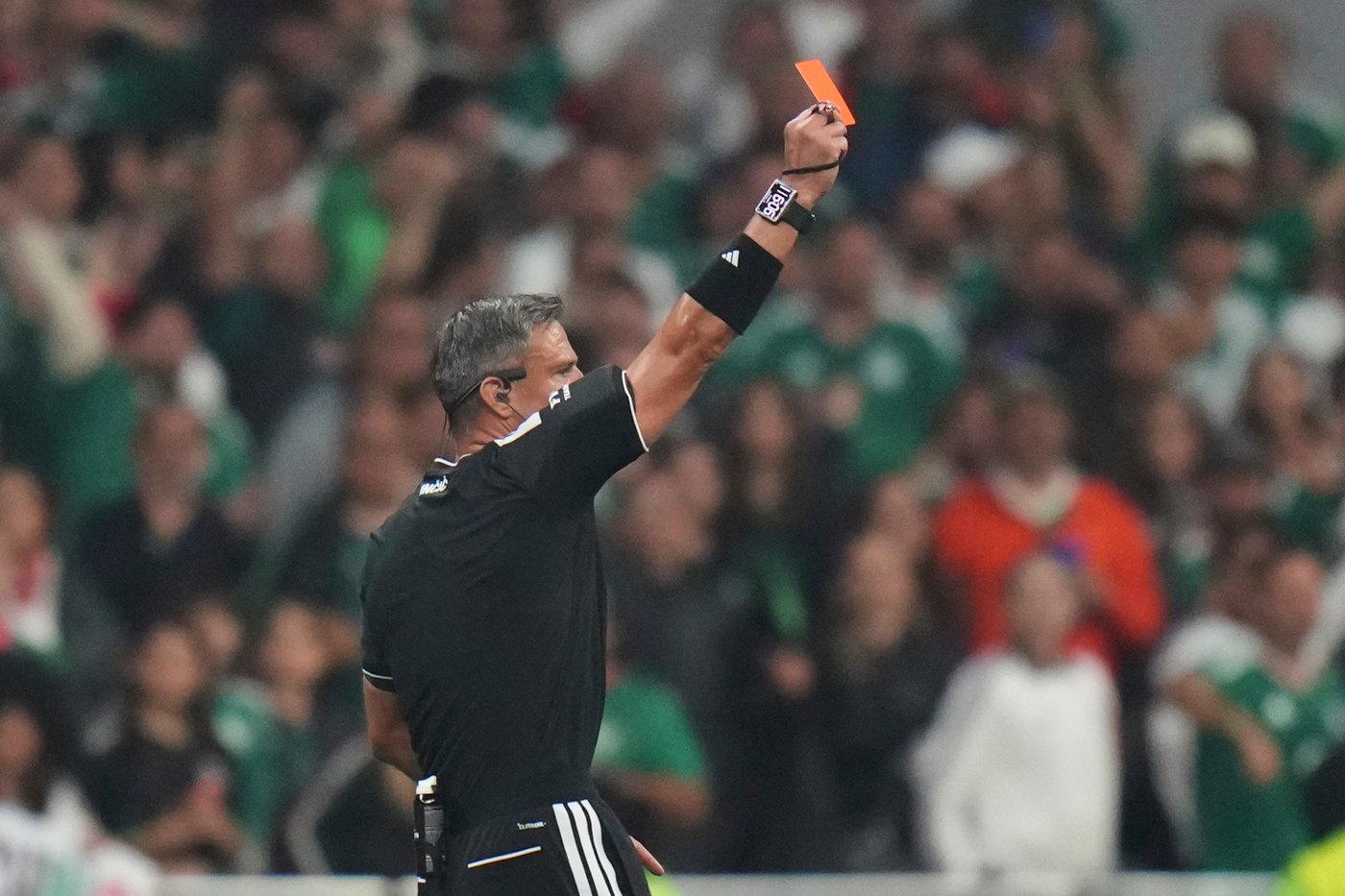 Ecuador's Hincapié becomes the second player sent off for covering his mouth at the World Cup | iNFOnews.ca Ecuador's Hincapié becomes the second player sent off for covering his mouth at the World Cup | iNFOnews.ca