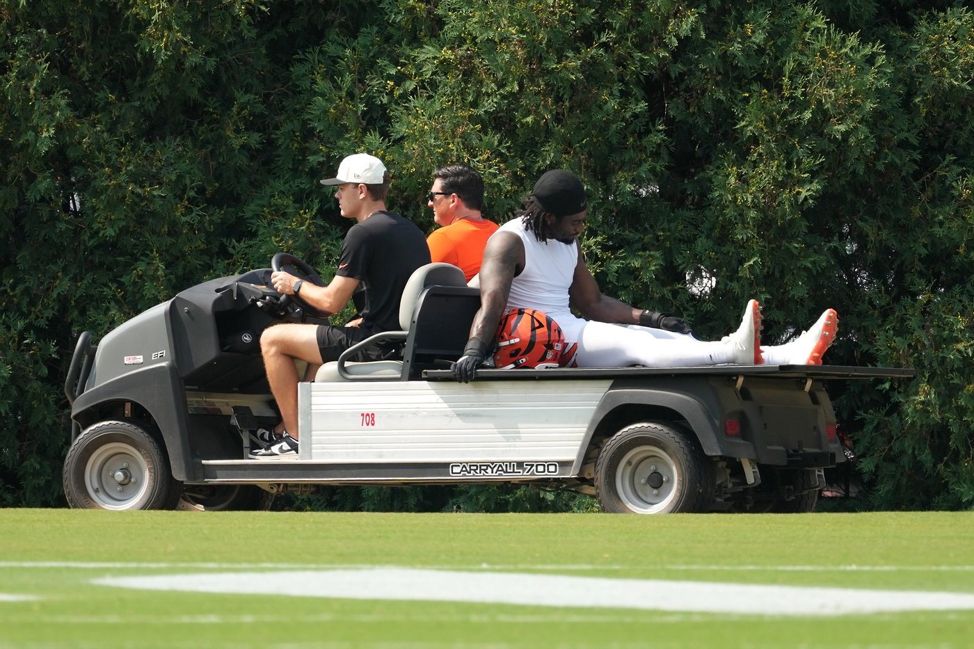 Bengals defensive end Shemar Stewart is carted off in first camp practice with apparent leg injury | iNFOnews.ca