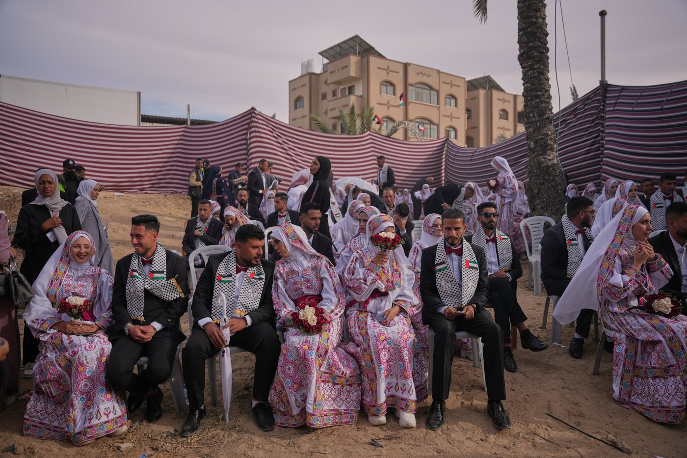 Photos show Palestinian couples celebrating a mass wedding in Gaza | iNFOnews.ca