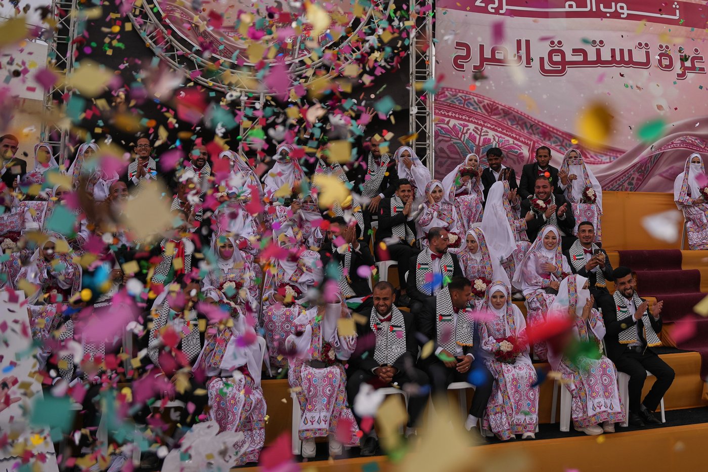 Photos show Palestinian couples celebrating a mass wedding in Gaza | iNFOnews.ca
