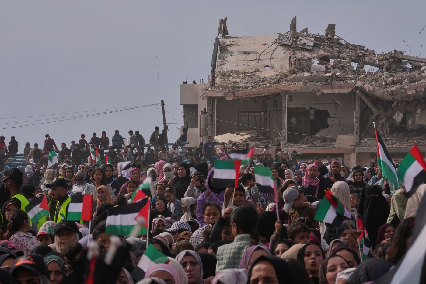 Photos show Palestinian couples celebrating a mass wedding in Gaza | iNFOnews.ca