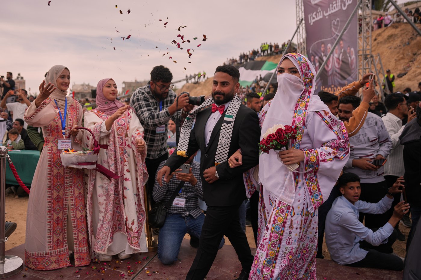 Photos show Palestinian couples celebrating a mass wedding in Gaza | iNFOnews.ca