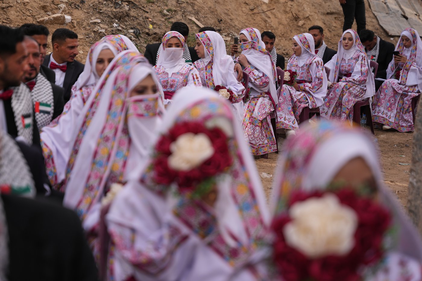 Photos show Palestinian couples celebrating a mass wedding in Gaza | iNFOnews.ca