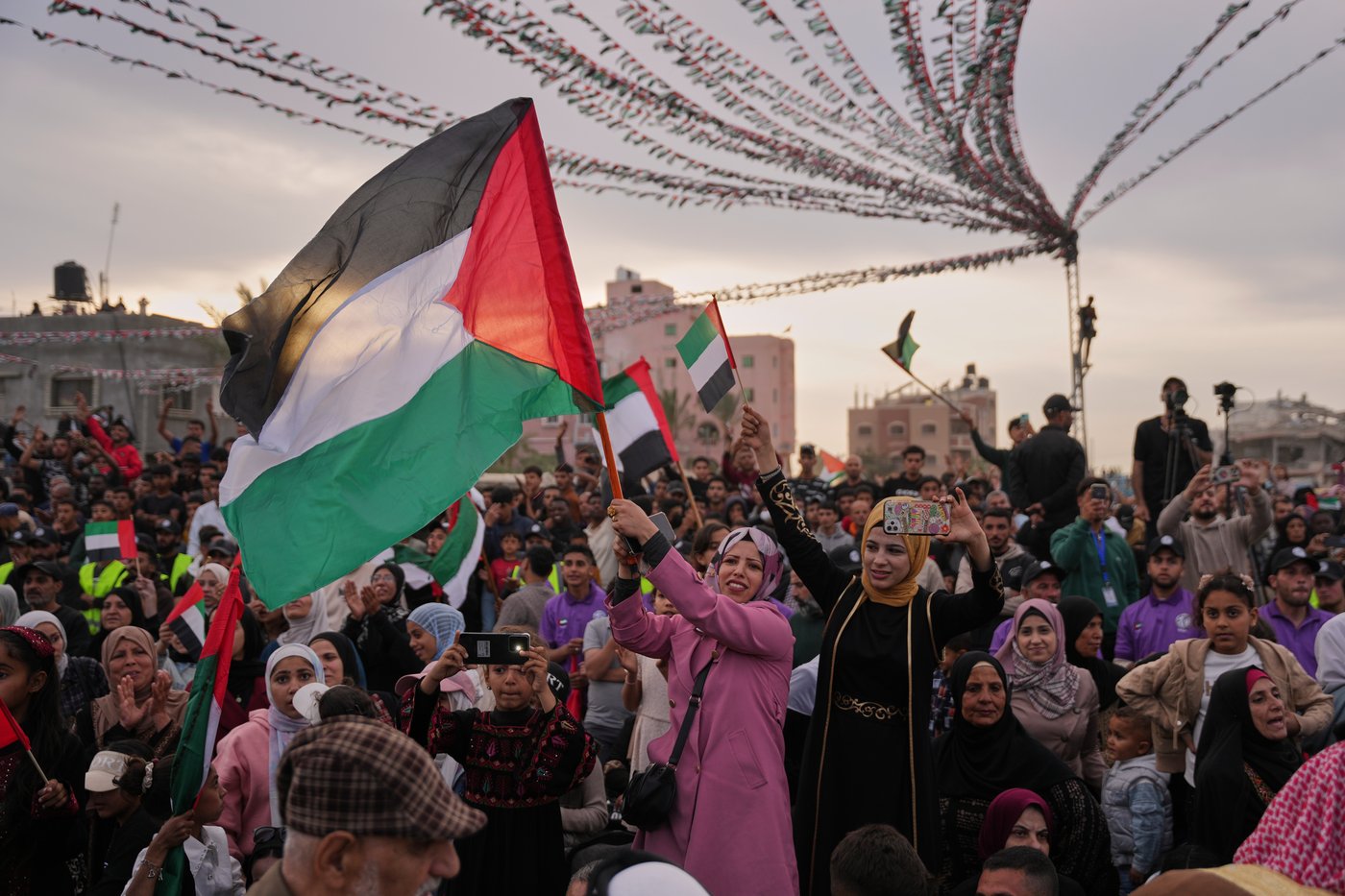 Photos show Palestinian couples celebrating a mass wedding in Gaza | iNFOnews.ca