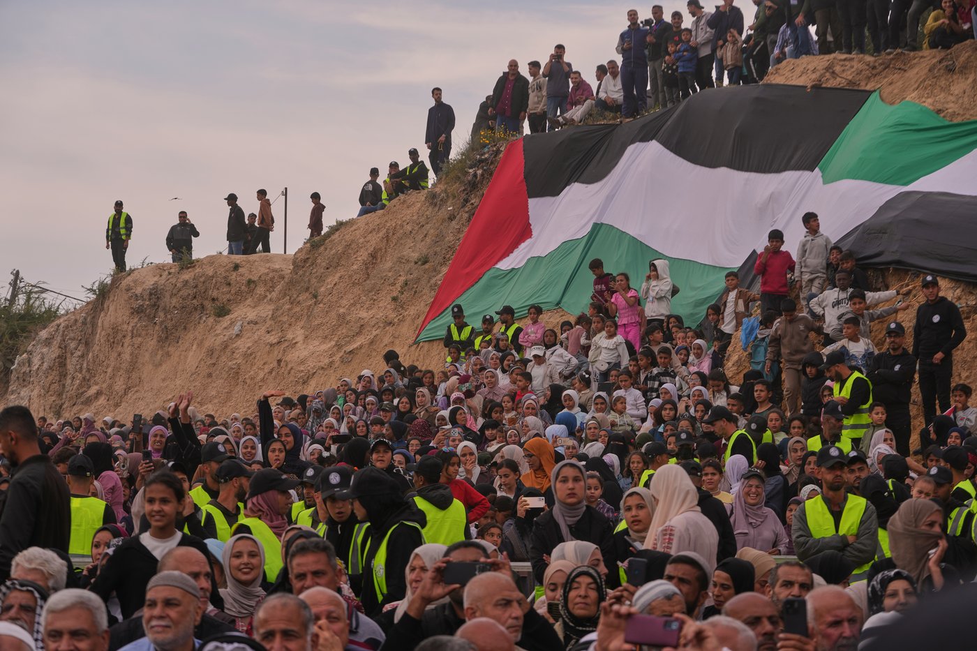 Photos show Palestinian couples celebrating a mass wedding in Gaza | iNFOnews.ca