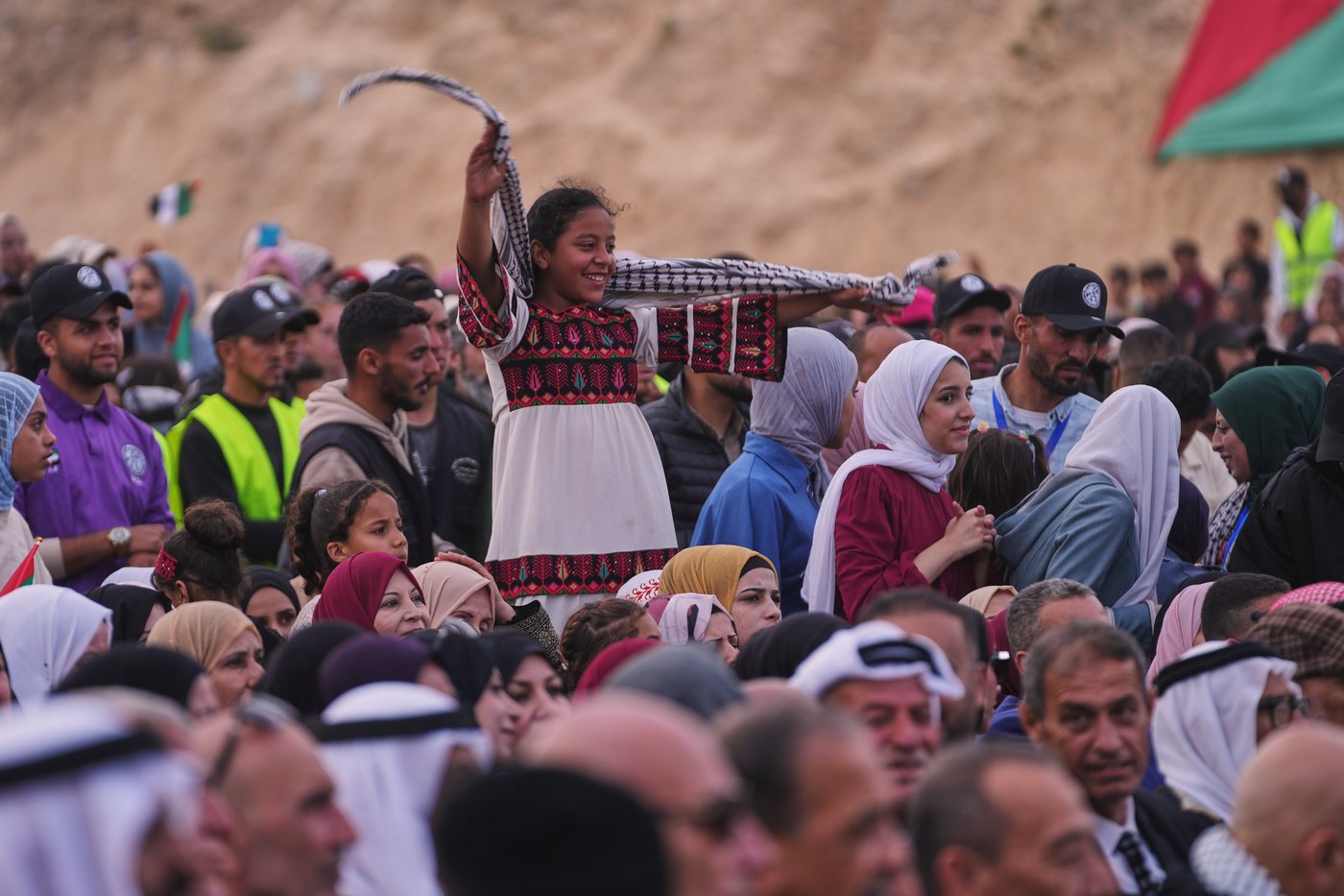 Photos show Palestinian couples celebrating a mass wedding in Gaza | iNFOnews.ca