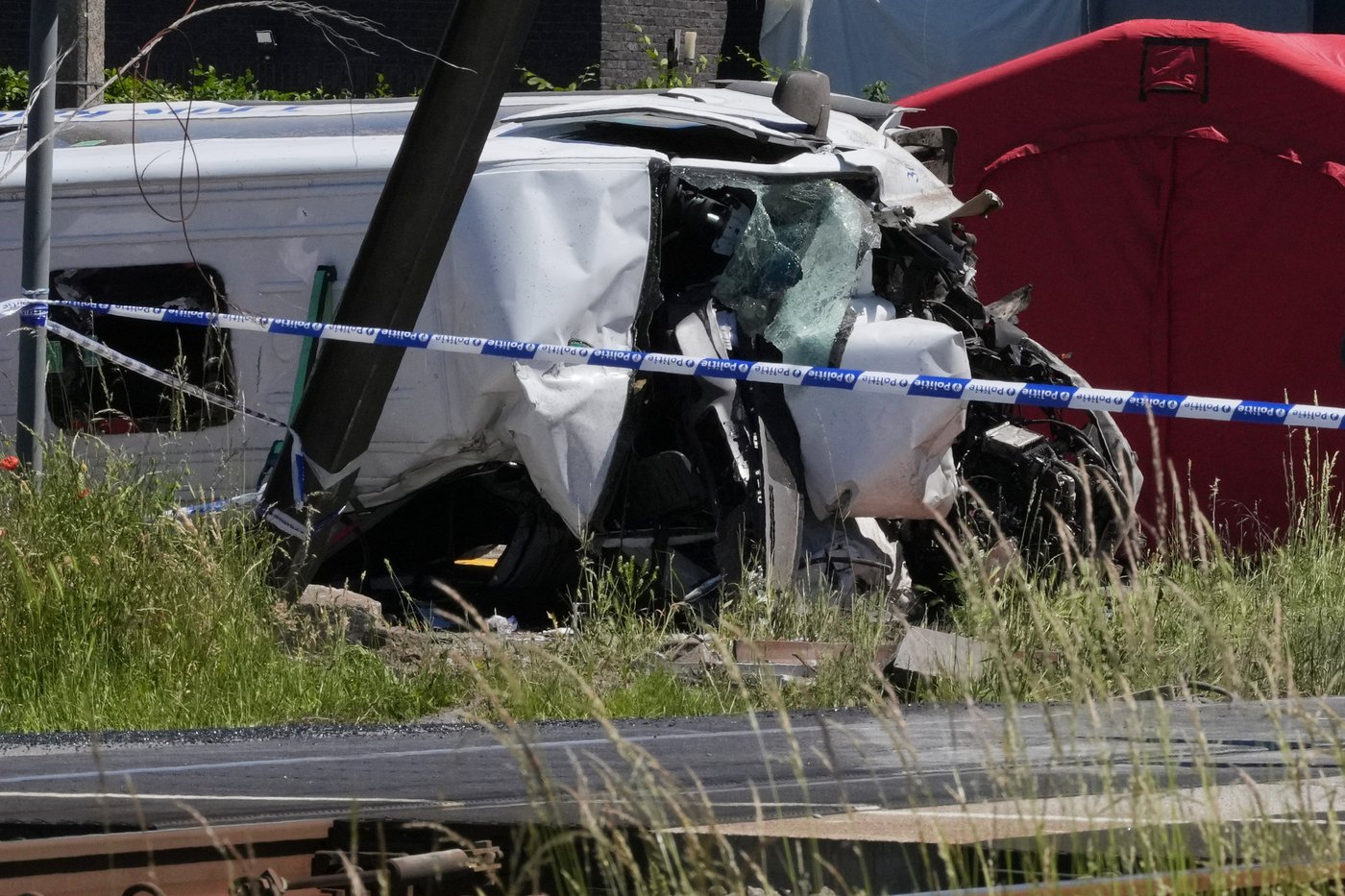 A train collides with a minibus of children in Belgium and 4 people are dead | iNwheels