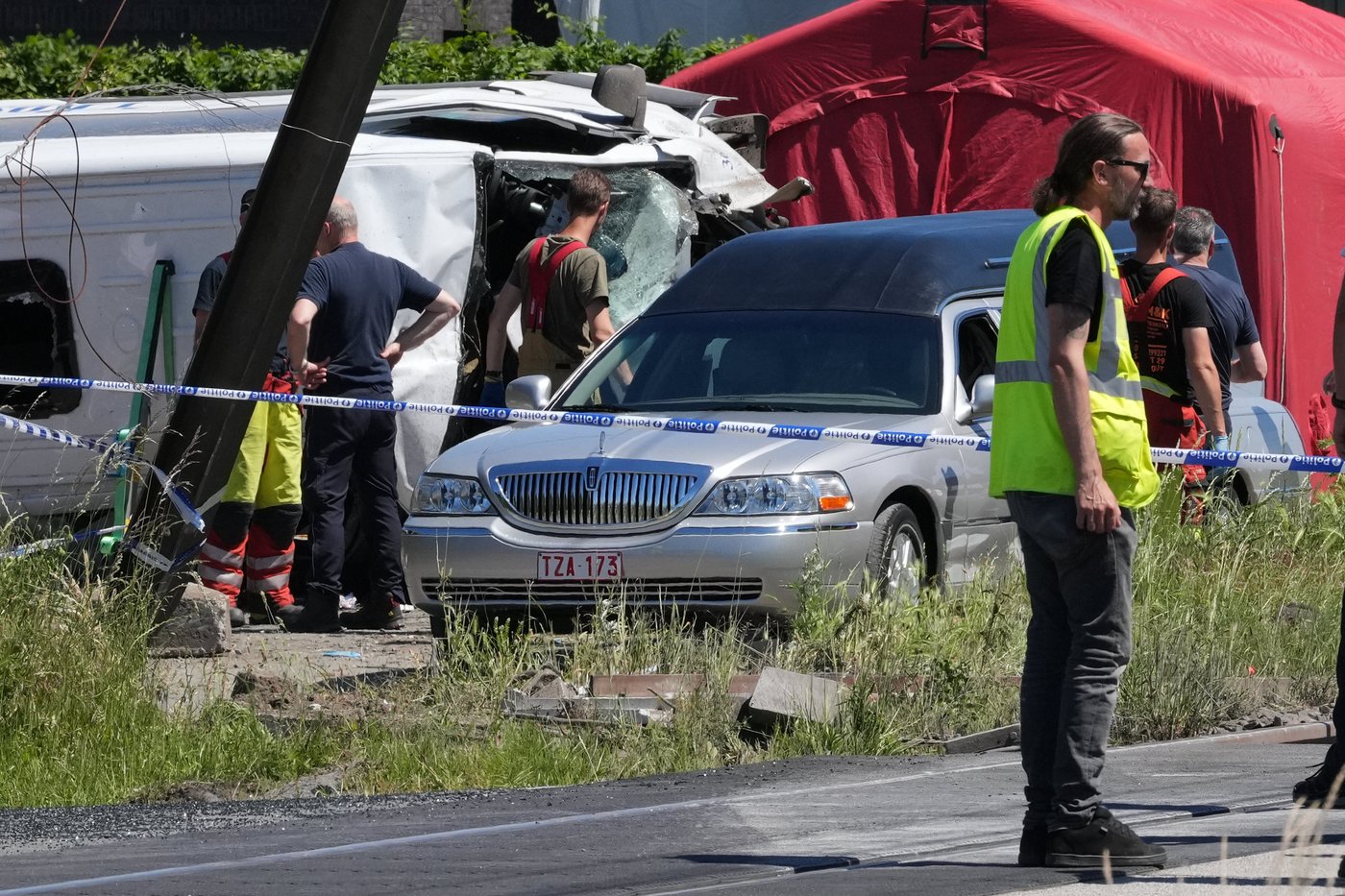 A train collides with a minibus of children in Belgium and 4 people are dead | iNwheels