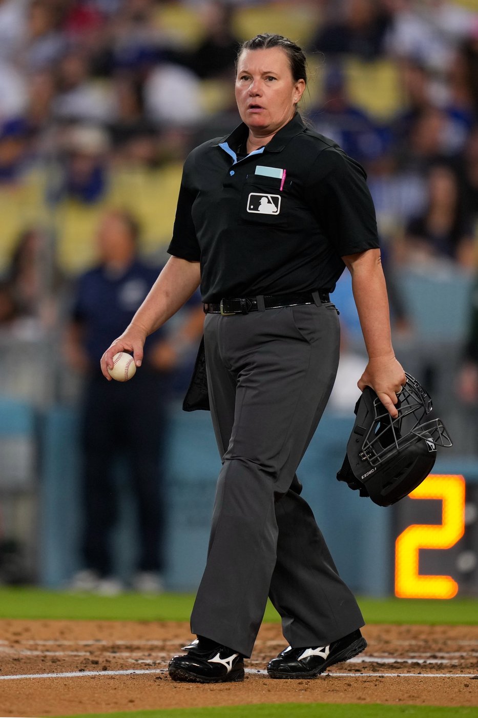 Shohei Ohtani greets Jen Pawol behind the plate at Dodgers | iNFOnews.ca
