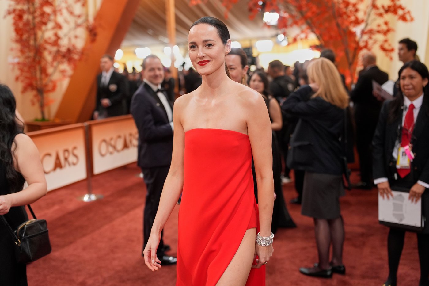 Stars deliver modern and colorful looks on Oscars red carpet | iNFOnews.ca