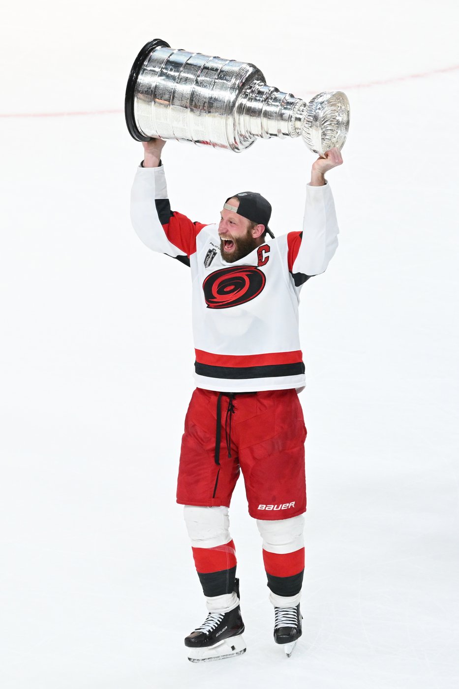 Hurricanes use stifling defense to blank Golden Knights 3-0 in Game 6 and win the Stanley Cup | iNFOnews.ca