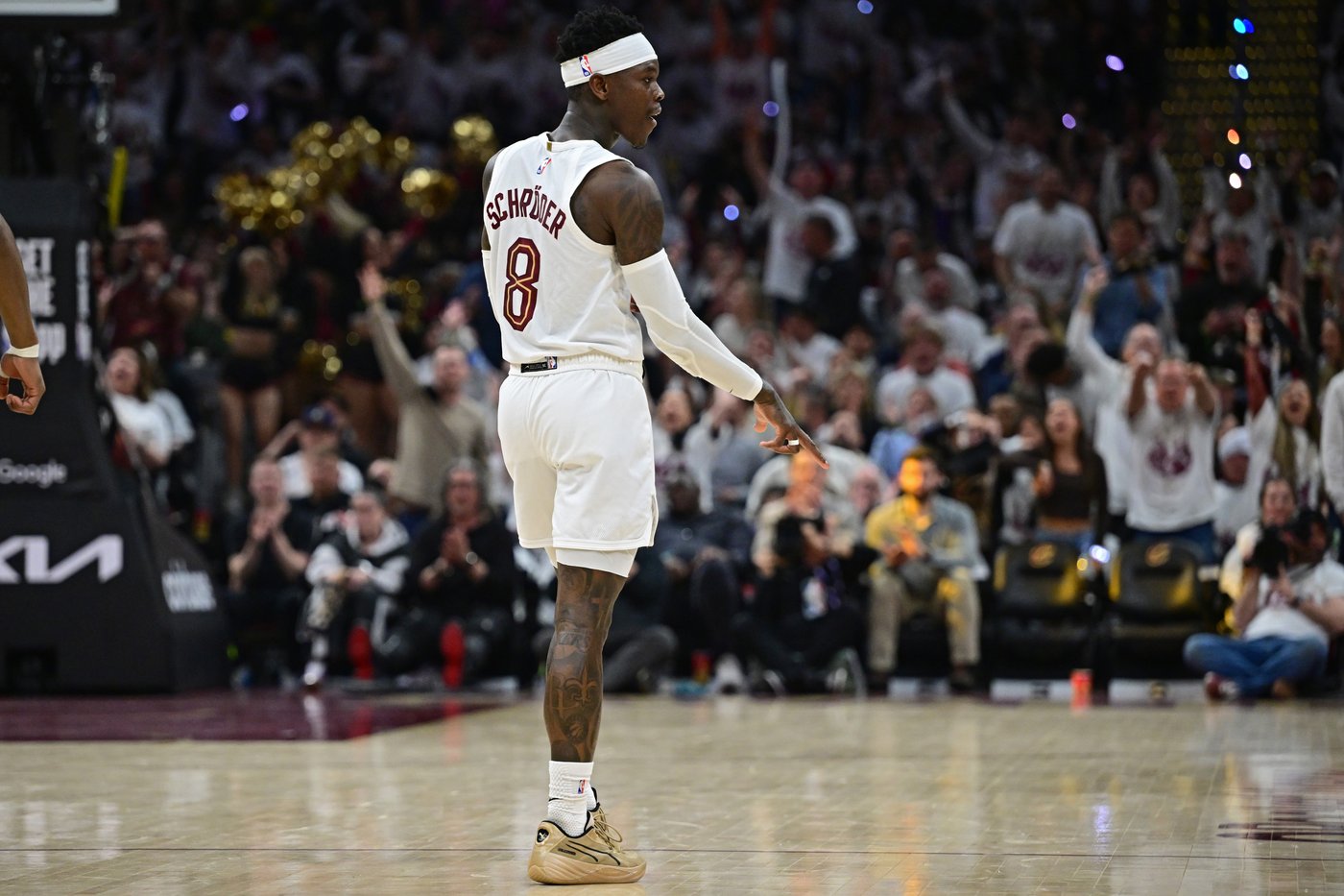 Schroder's halftime speech, 11 points in 4th quarter spark Cavaliers to victory over Raptors | iNFOnews.ca