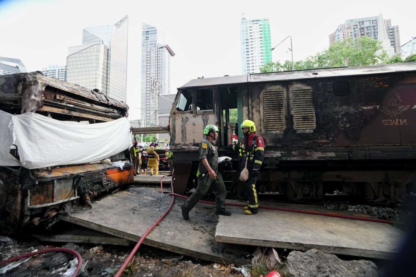 A cargo train hits a public bus at a Bangkok rail crossing, killing at least 8 | iNwheels