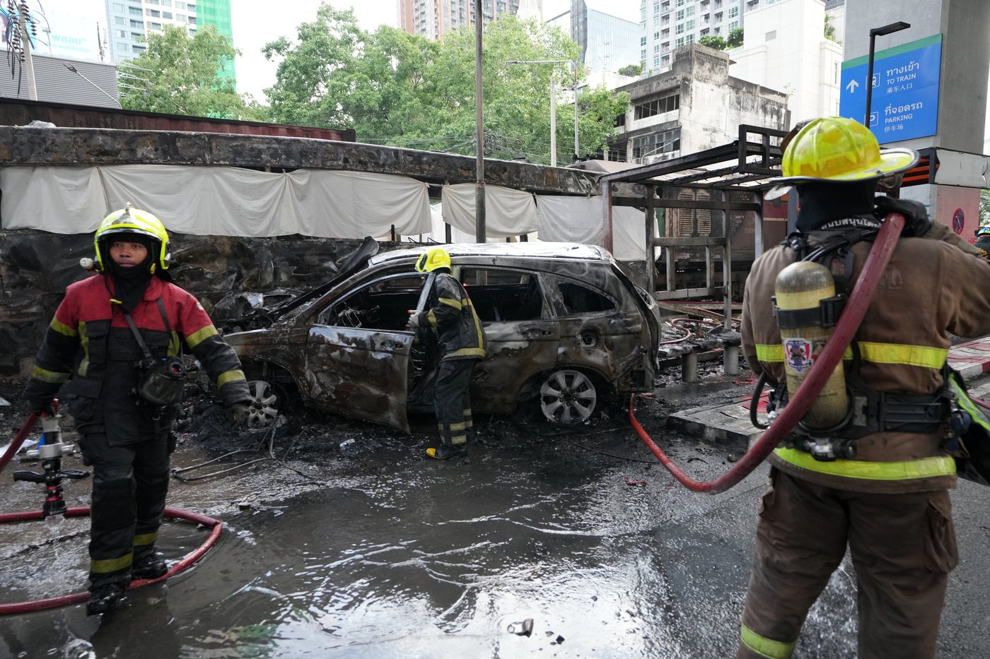 A cargo train hits a public bus at a Bangkok rail crossing, killing at least 8 | iNwheels
