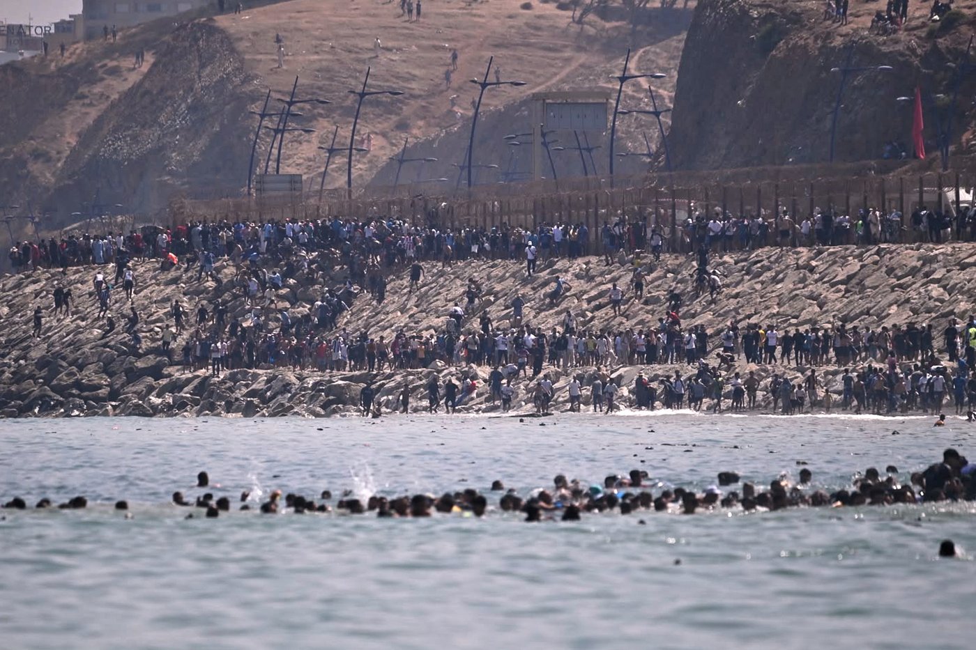 ‘Absolute chaos’ as thousands of people breach Morocco’s border with Spain's Ceuta | iNFOnews.ca ‘Absolute chaos’ as thousands of people breach Morocco’s border with Spain's Ceuta | iNFOnews.ca