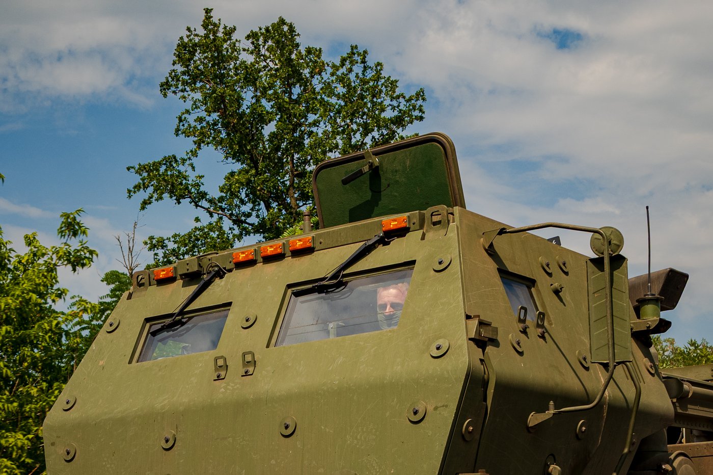 Ukrainian HIMARS crew fires and moves on as it tries to avoid detection, in photos | iNFOnews.ca