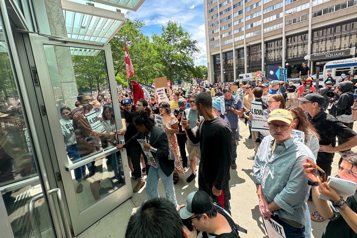 Federal prosecutors charge 15 people with impeding agents during Minnesota immigration crackdown | iNFOnews.ca Federal prosecutors charge 15 people with impeding agents during Minnesota immigration crackdown | iNFOnews.ca