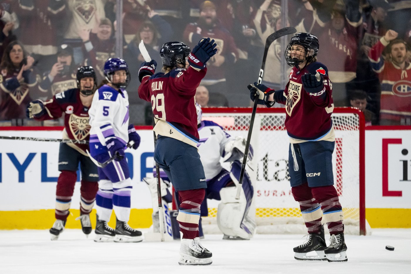 Poulin's power-play goal lifts Victoire past Frost, Montreal to play Ottawa in final | iNFOnews.ca