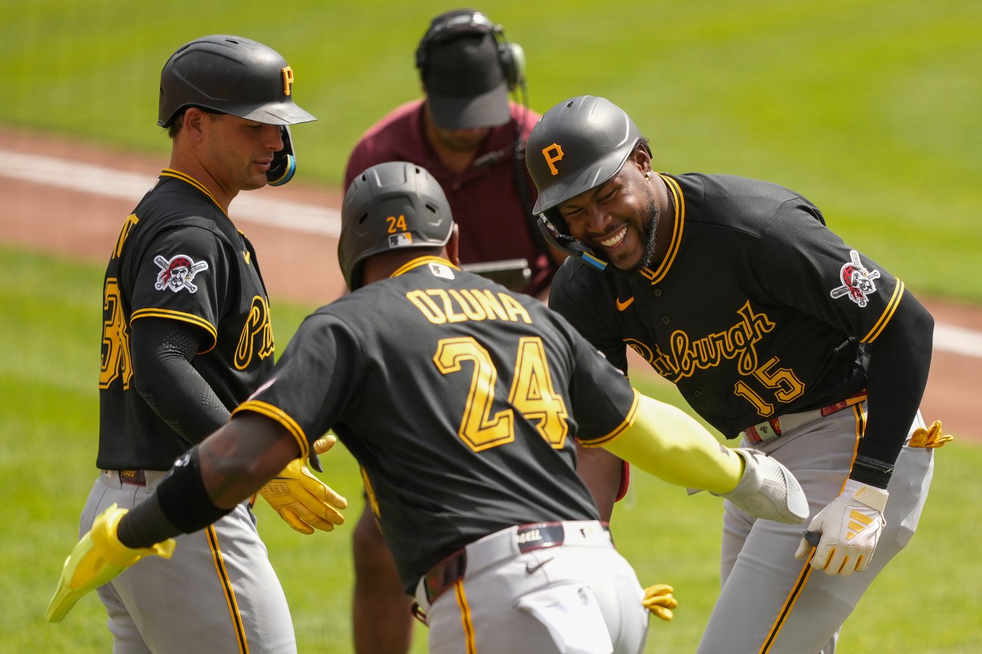 Cruz homers, Skenes returns to form as Pirates take series with 8-3 victory over Reds | iNFOnews.ca