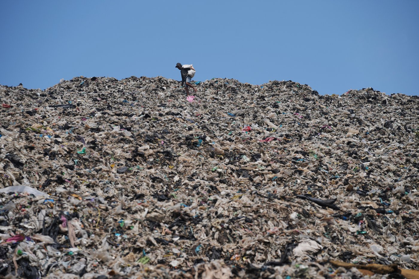 As Indonesia cuts methane emissions, life atop a mountain of garbage begins to change | iNFOnews.ca As Indonesia cuts methane emissions, life atop a mountain of garbage begins to change | iNFOnews.ca