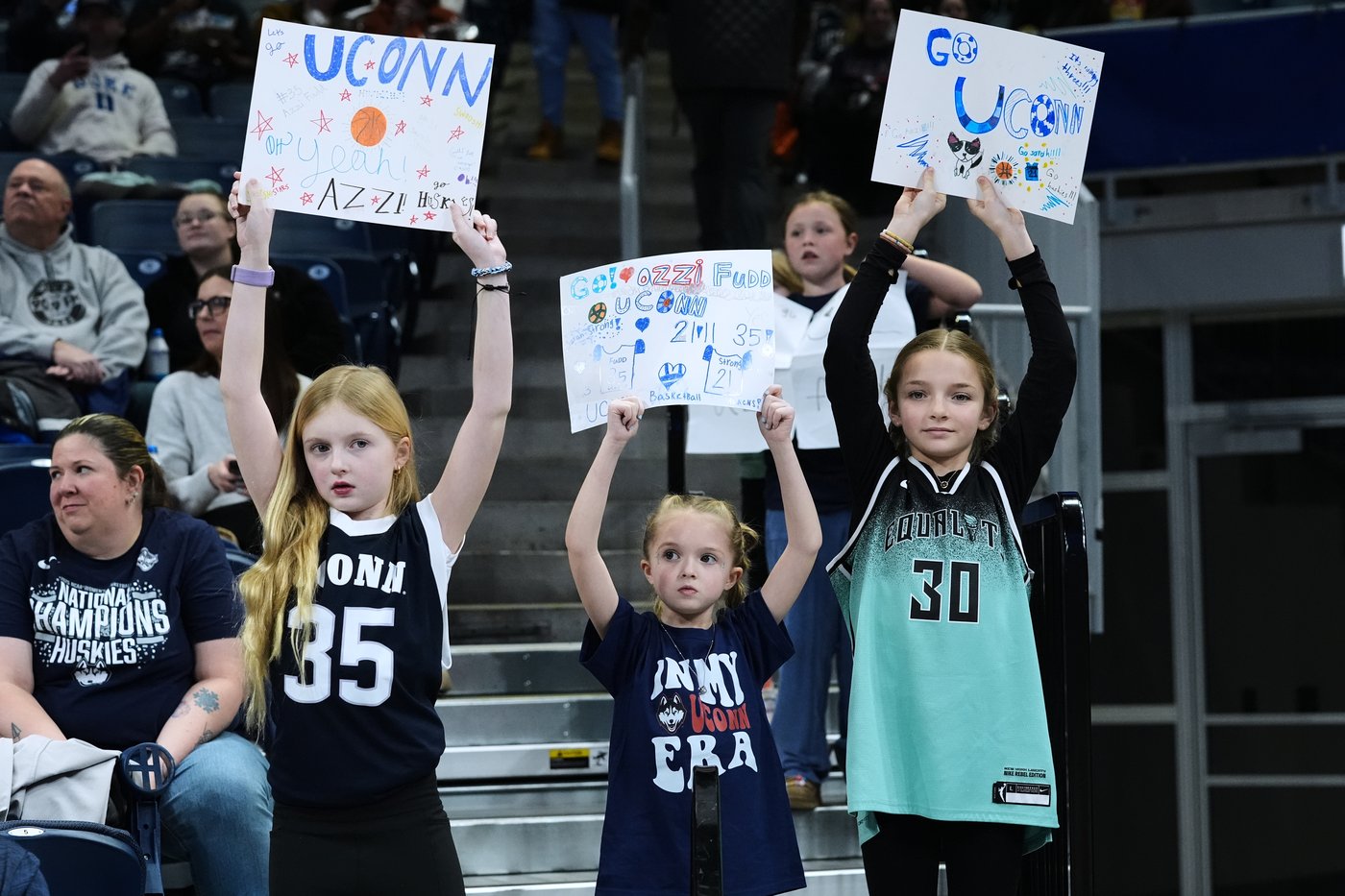 Fudd scores 25 points as No. 1 UConn routs DePaul 86-40 for 40th straight win | iNFOnews.ca