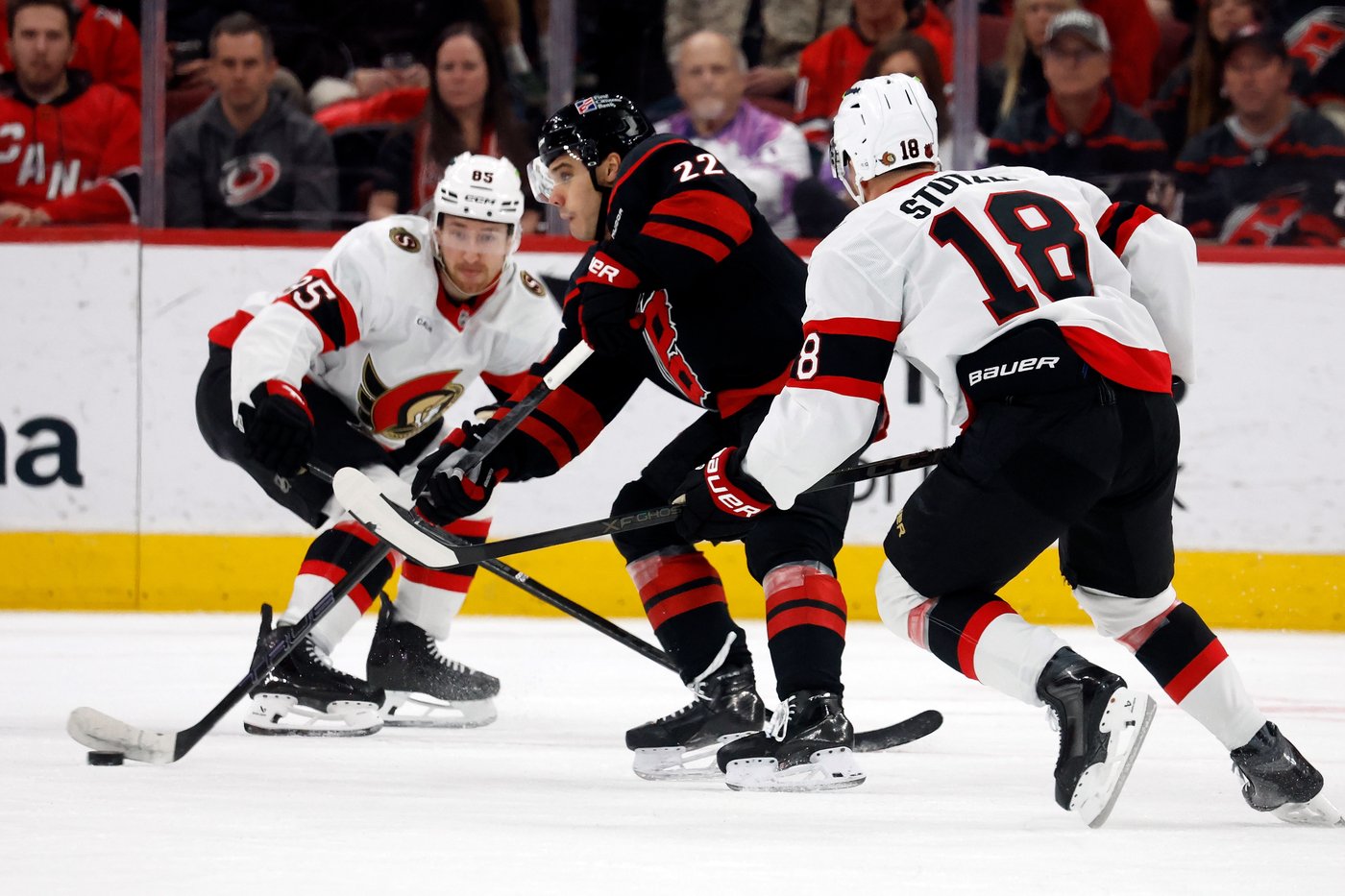 Jordan Staal's late goal lifts Hurricanes past Senators 4-3 | iNFOnews.ca