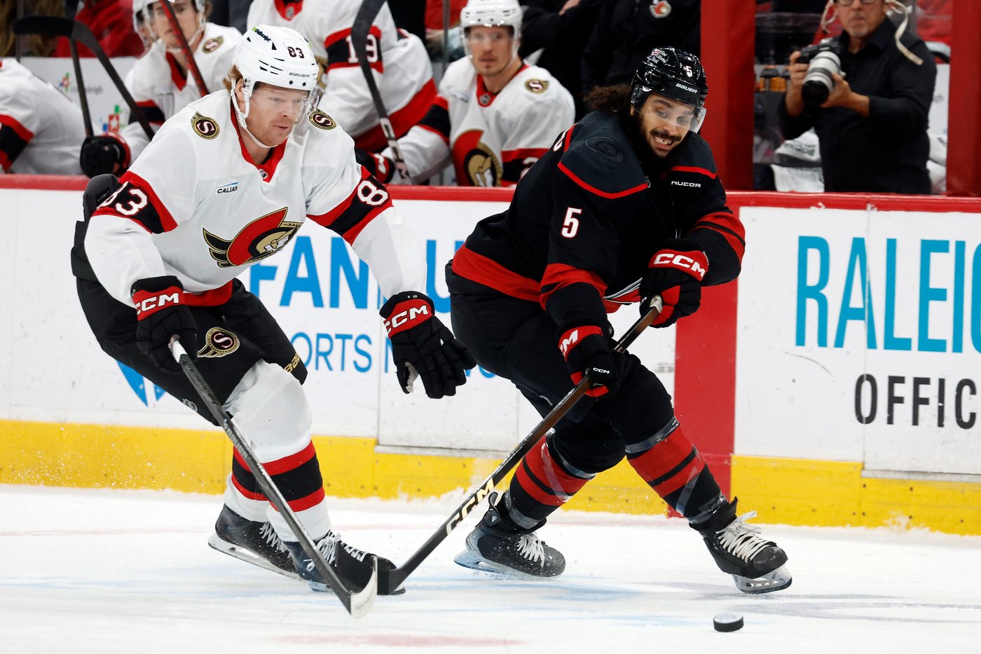 Jordan Staal's late goal lifts Hurricanes past Senators 4-3 | iNFOnews.ca