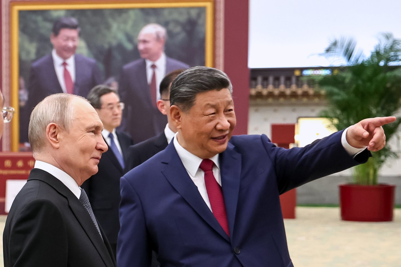 The differences - and similarities - in the Trump and Putin visits to China | iNFOnews.ca