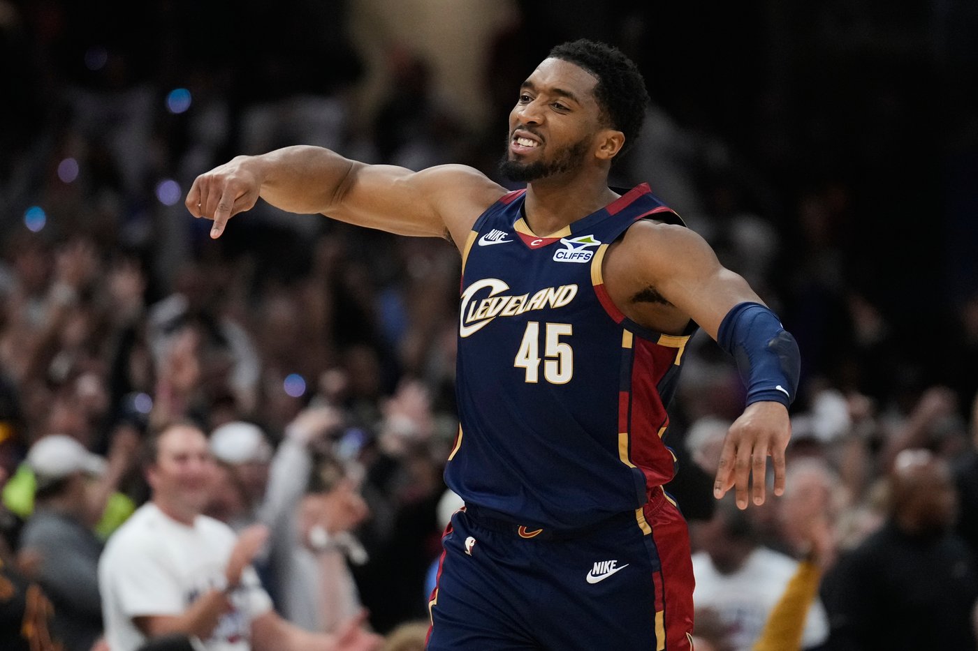 Mitchell ties NBA playoff mark with 39 points in 2nd half as Cavs even series vs. Pistons 112-103 | iNFOnews.ca