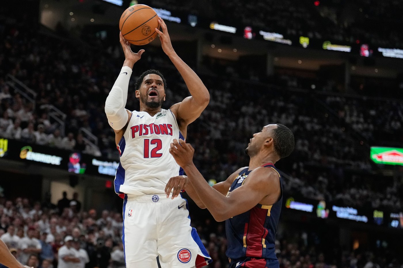 Mitchell ties NBA playoff mark with 39 points in 2nd half as Cavs even series vs. Pistons 112-103 | iNFOnews.ca