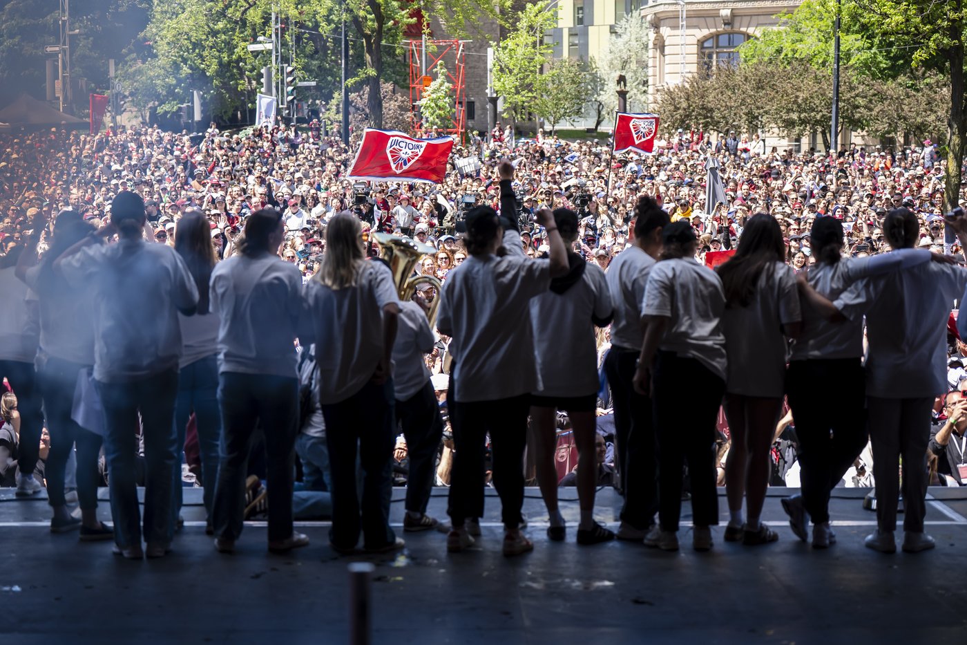 ‘So much love’: Montreal Victoire celebrate cup win with parade, beers and a tuba | iNFOnews.ca