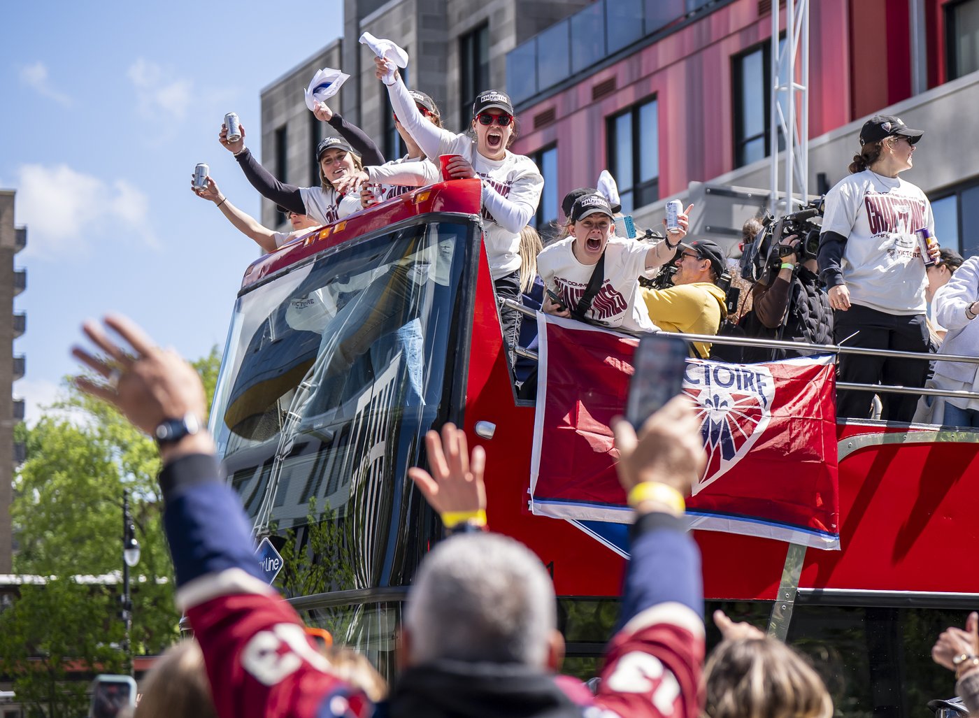 ‘So much love’: Montreal Victoire celebrate cup win with parade, beers and a tuba | iNFOnews.ca