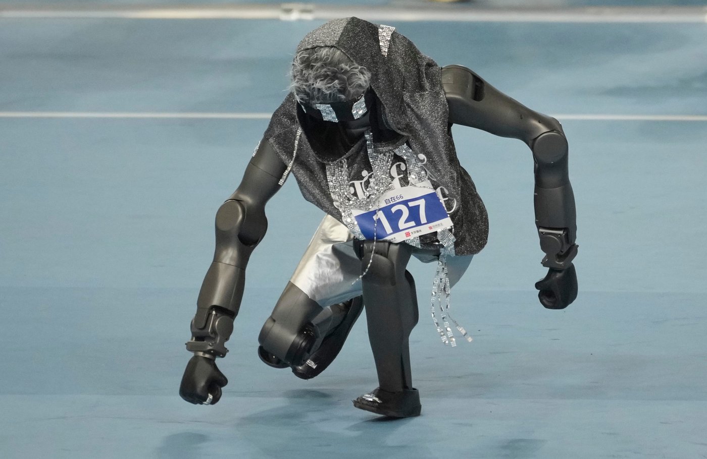 Humanoid robots sprint, play soccer and set records at Beijing games, in photos | iNFOnews.ca