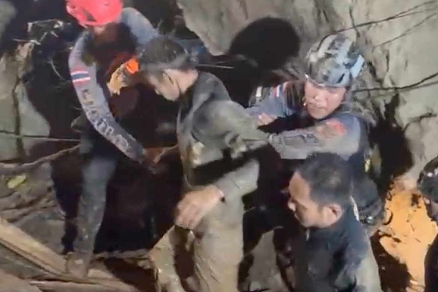 Rescuers work to free 4 men who remain trapped in flooded Laos cave and search for 2 still missing | iNFOnews.ca