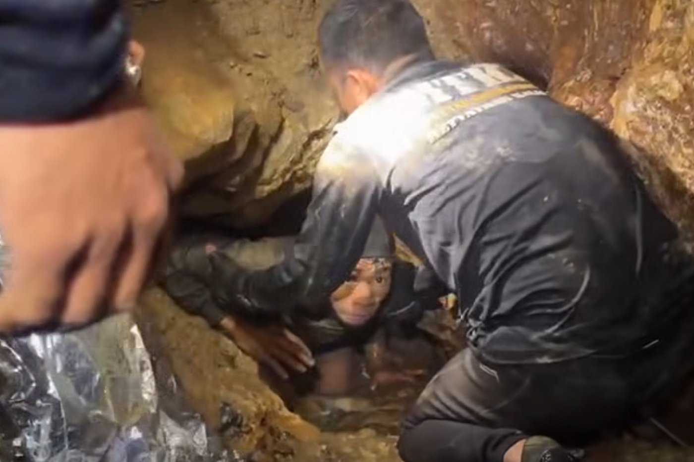 Rescuers work to free 4 men who remain trapped in flooded Laos cave and search for 2 still missing | iNFOnews.ca