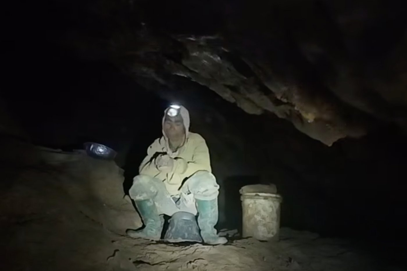 Rescuers work to free 4 men who remain trapped in flooded Laos cave and search for 2 still missing | iNFOnews.ca