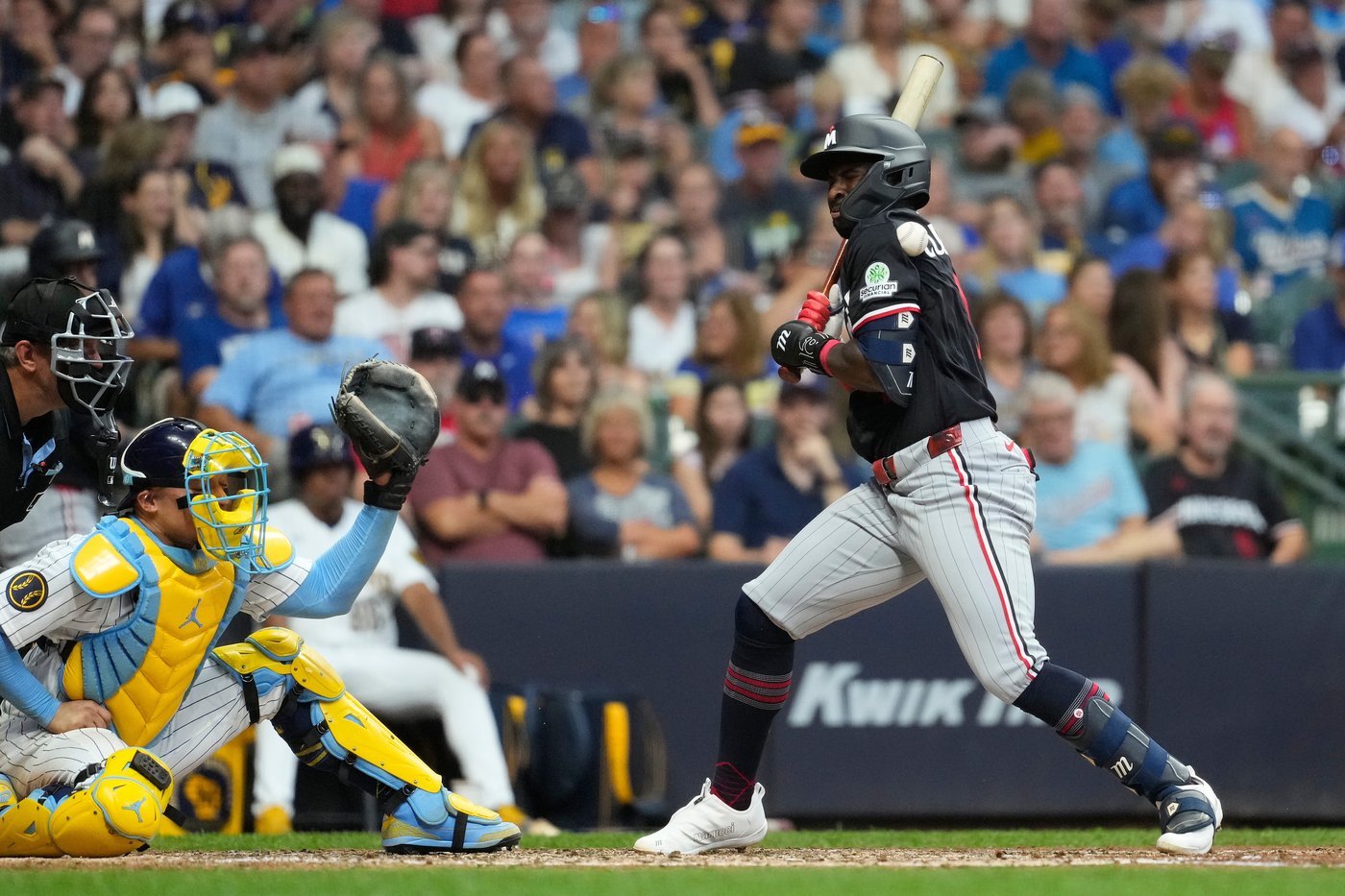 Andrew Vaughn knocks home go-ahead run in 8th inning as Brewers defeat Twins 4-3 | iNFOnews.ca Andrew Vaughn knocks home go-ahead run in 8th inning as Brewers defeat Twins 4-3 | iNFOnews.ca