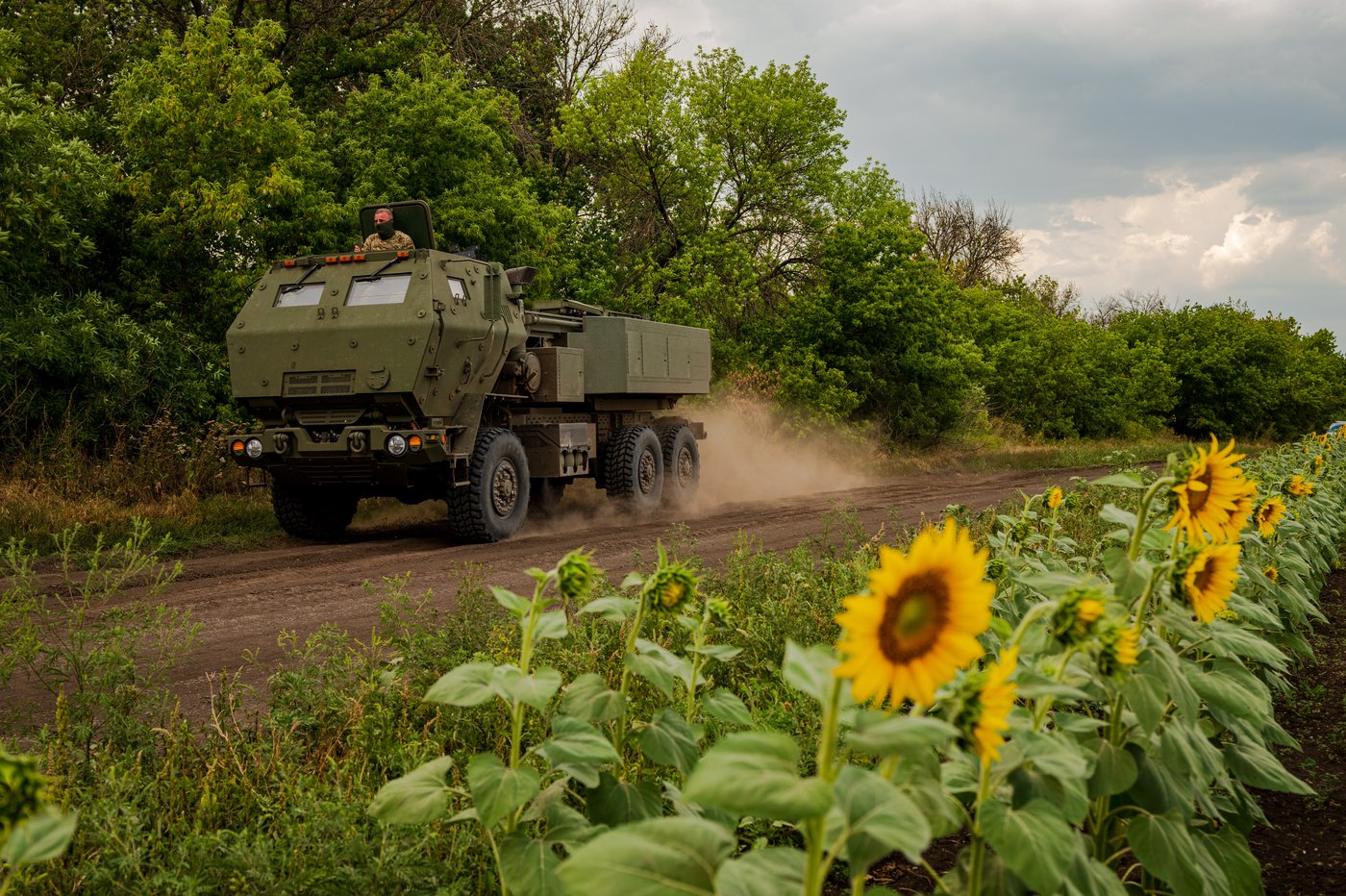 Ukrainian HIMARS crew fires and moves on as it tries to avoid detection, in photos | iNFOnews.ca