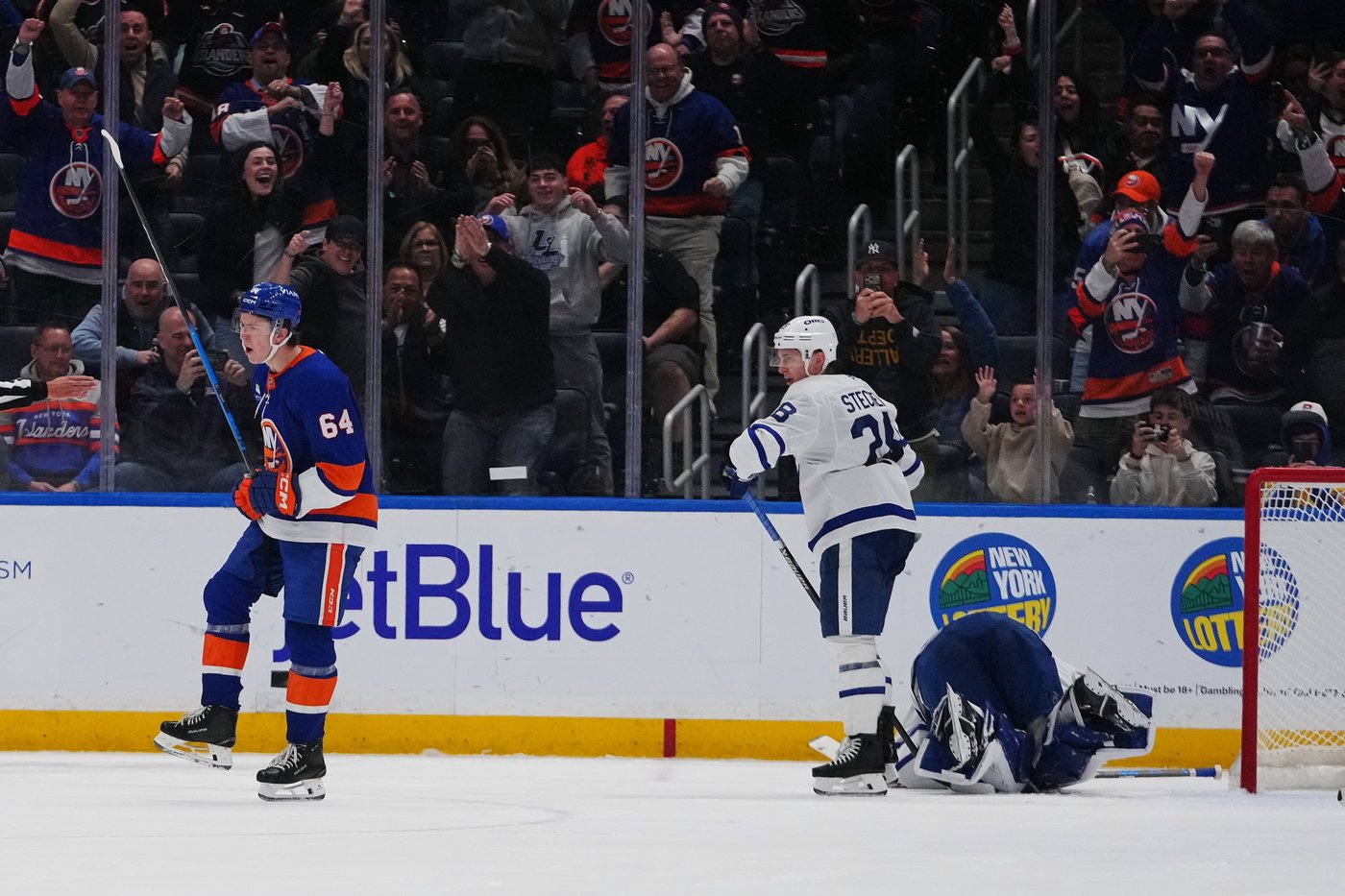 Matthew Schaefer matches record for goals by rookie defenseman as Islanders top Leafs 5-3 | iNFOnews.ca